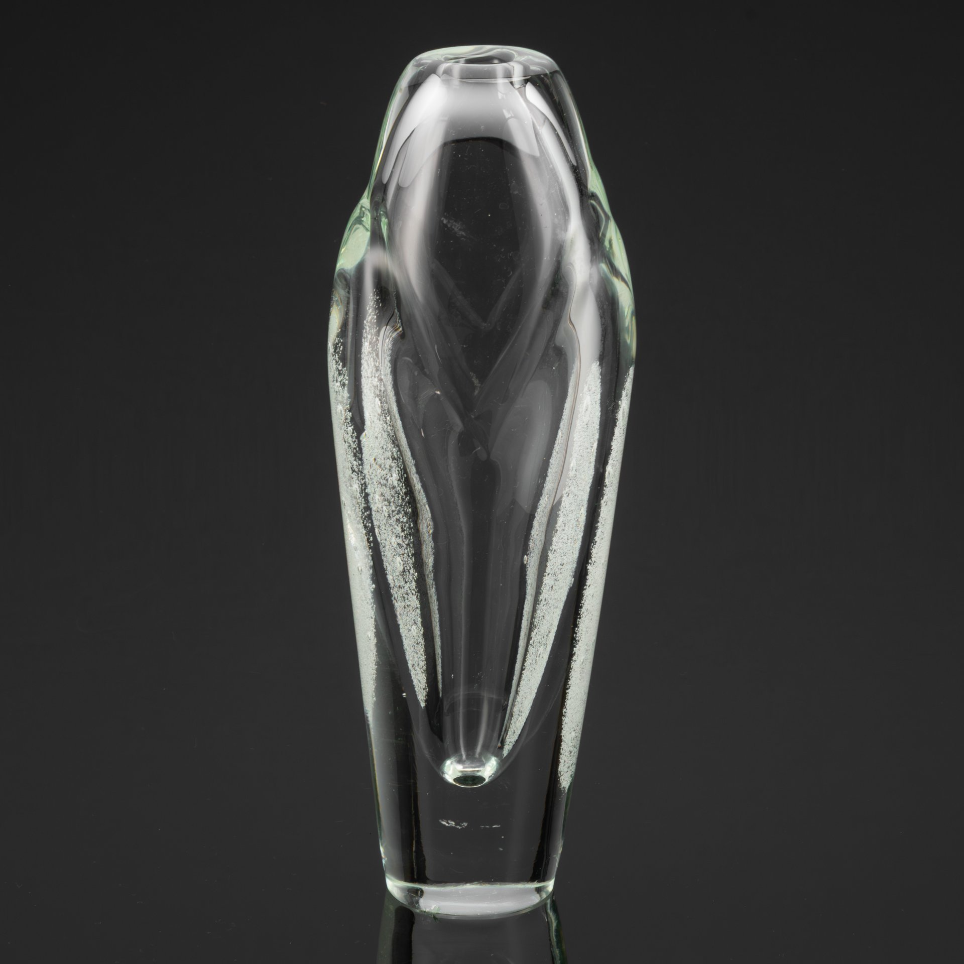 Ваза необычной формы, украшенная белой обсыпкой, дизайнер Ladislav Palecek, номер модели 7420/32, стекло, бульгазе, Скрдловице (Skrdlovice), Чехословакия, 1970-1980 гг.