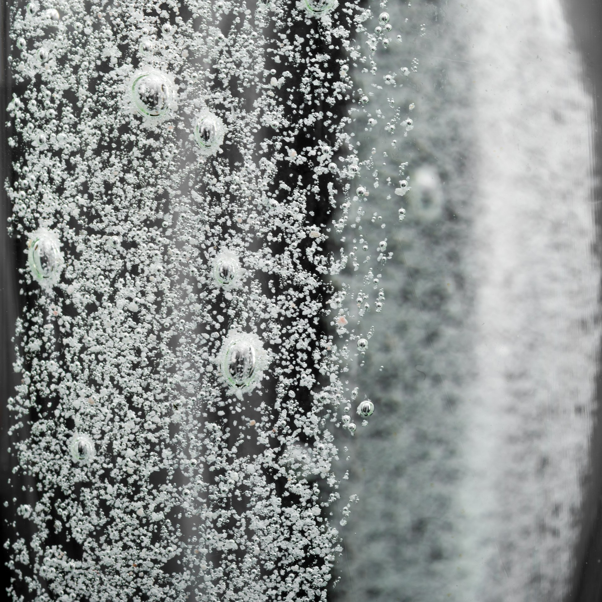 Ваза необычной формы, украшенная белой обсыпкой, дизайнер Ladislav Palecek, номер модели 7420/32, стекло, бульгазе, Скрдловице (Skrdlovice), Чехословакия, 1970-1980 гг.