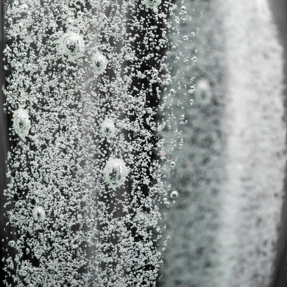 Ваза необычной формы, украшенная белой обсыпкой, дизайнер Ladislav Palecek, номер модели 7420/32, стекло, бульгазе, Скрдловице (Skrdlovice), Чехословакия, 1970-1980 гг.