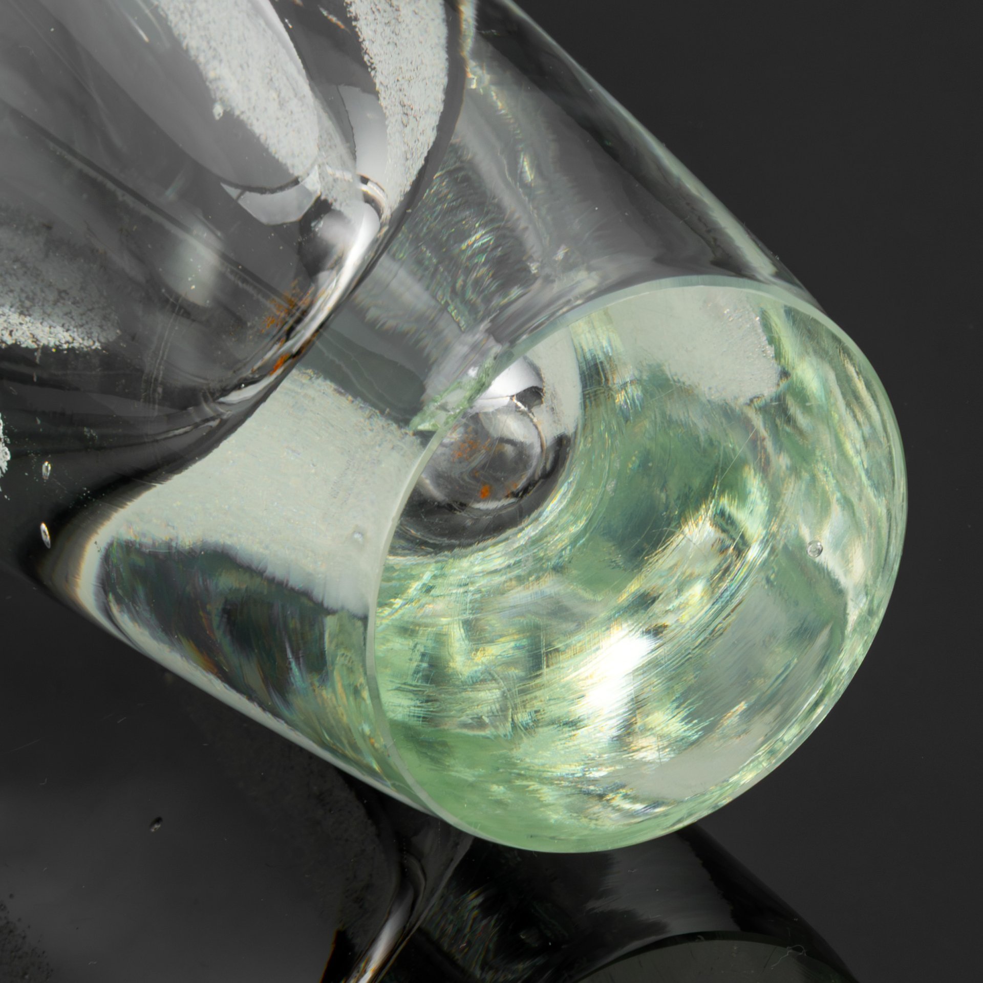 Ваза необычной формы, украшенная белой обсыпкой, дизайнер Ladislav Palecek, номер модели 7420/32, стекло, бульгазе, Скрдловице (Skrdlovice), Чехословакия, 1970-1980 гг.