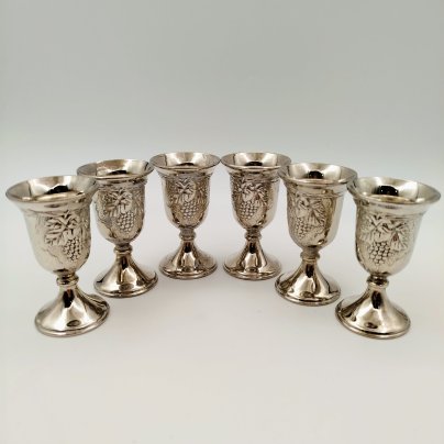 Набор рюмок с рельефным декором в виде винограда на 6 персон