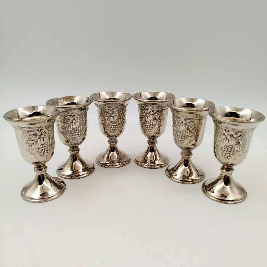 Набор рюмок с рельефным декором в виде винограда на 6 персон