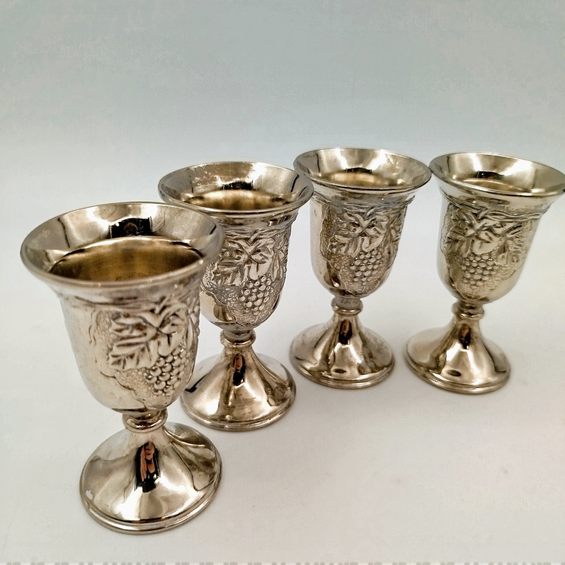 Набор рюмок с рельефным декором в виде винограда на 6 персон