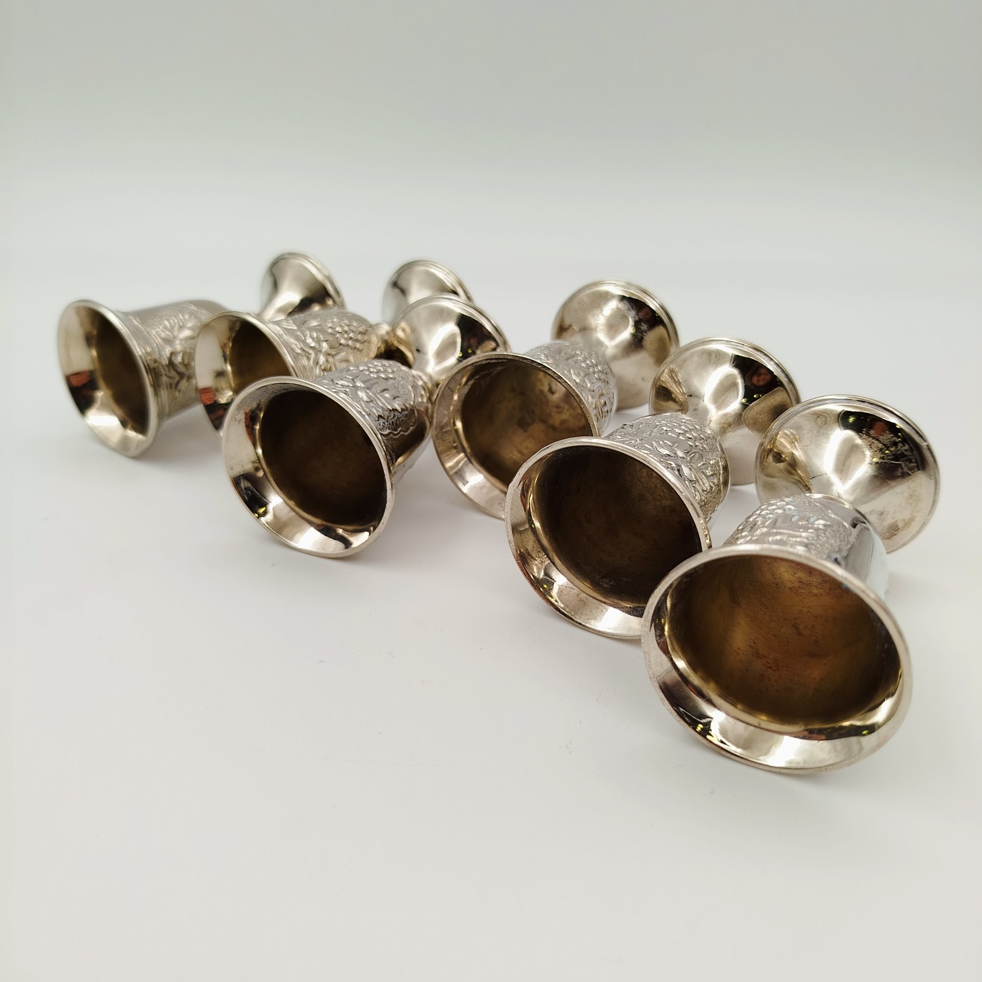 Набор рюмок с рельефным декором в виде винограда на 6 персон