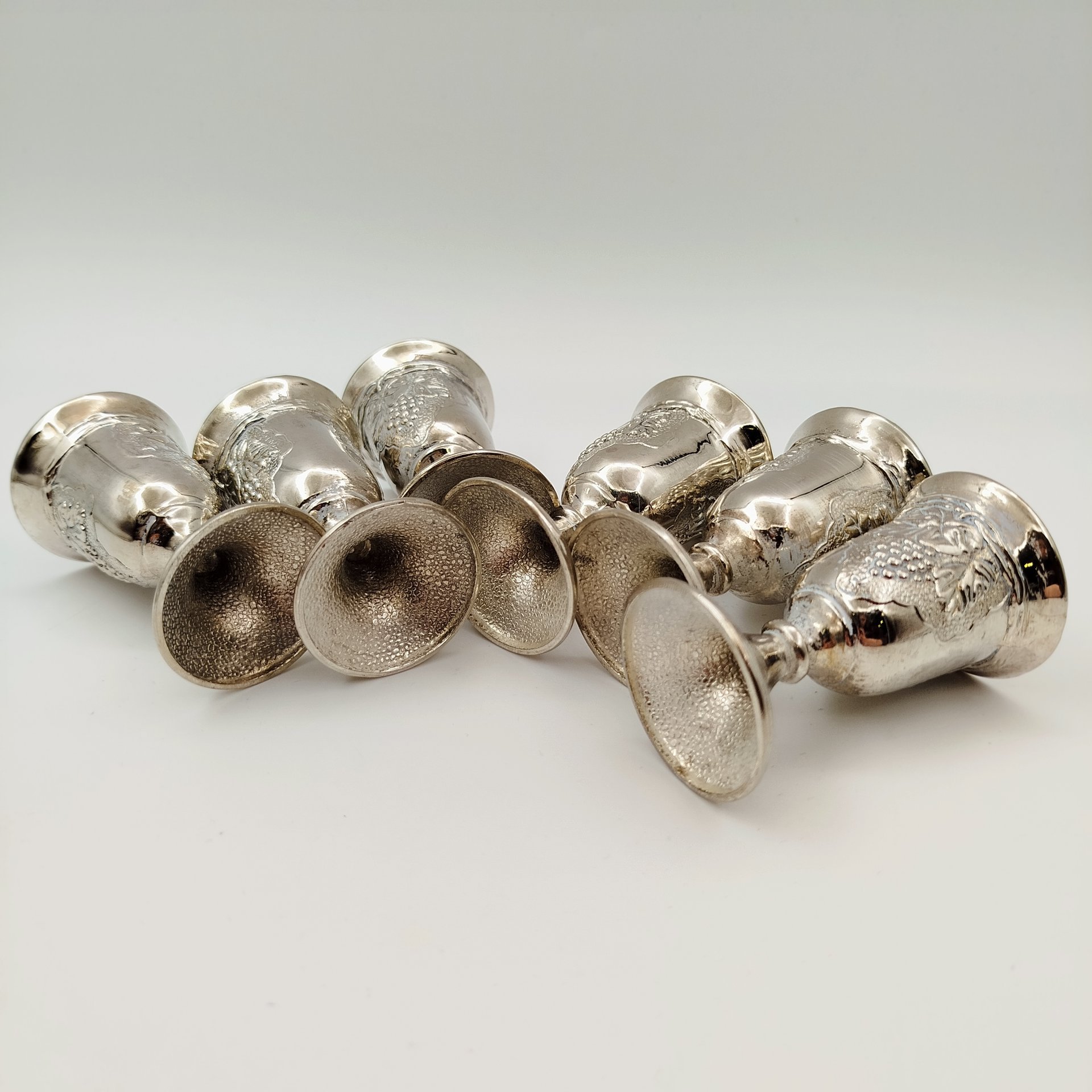 Набор рюмок с рельефным декором в виде винограда на 6 персон