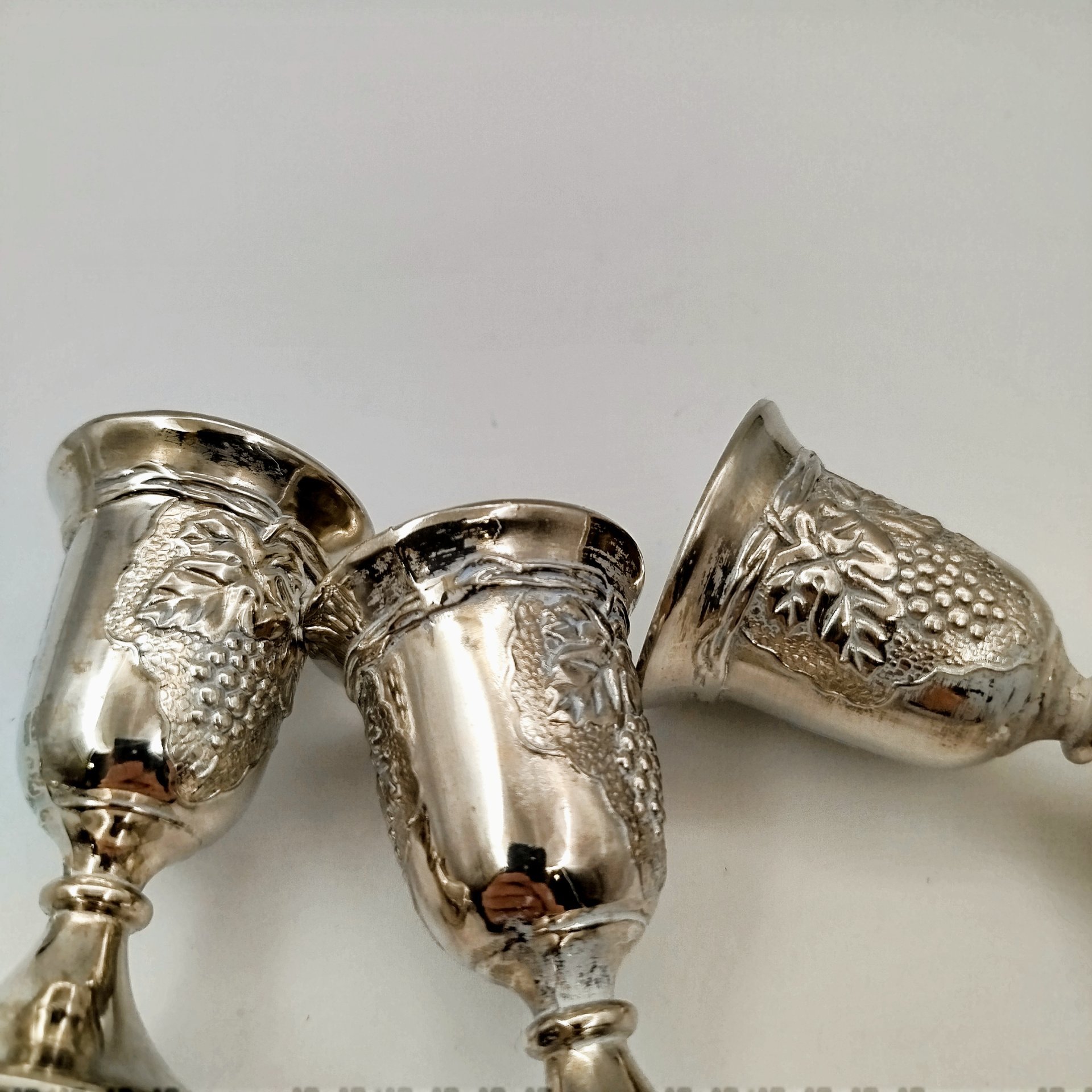 Набор рюмок с рельефным декором в виде винограда на 6 персон