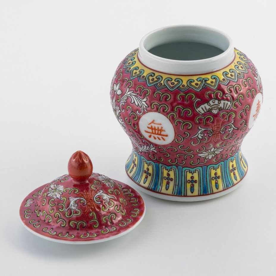 Чайницы, украшенная рельефным цветочным декором