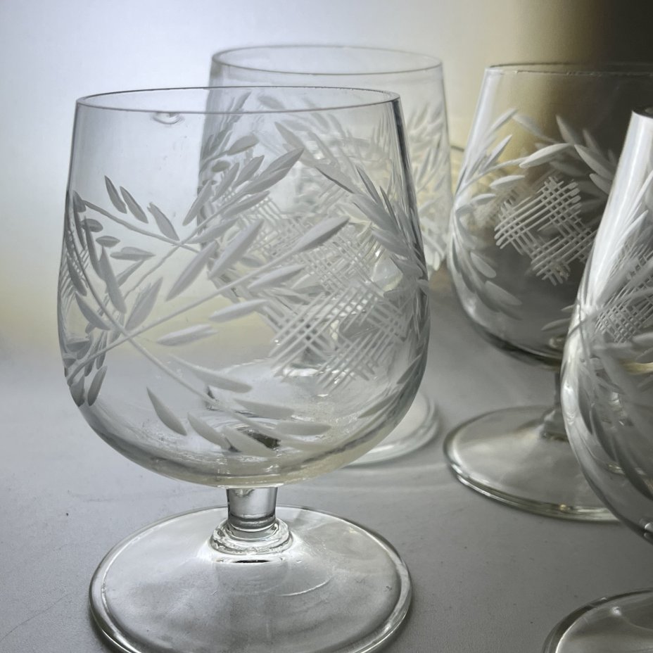 Набор из 4 рюмок с резным цветочным декором