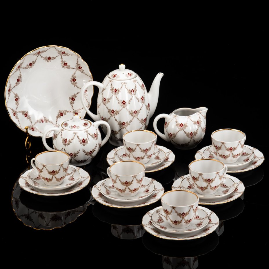 Сервиз кофейный "Гирлянда" на 6 персон (22 предмета), автор формы "Тюльпан" С.Е. Яковлева, автор рисунка Н.Б. Гусева, фарфор, деколь, золочение, Ленинградский фарфоровый завод (ЛФЗ), Российская Федерация, 1992-2001 гг.