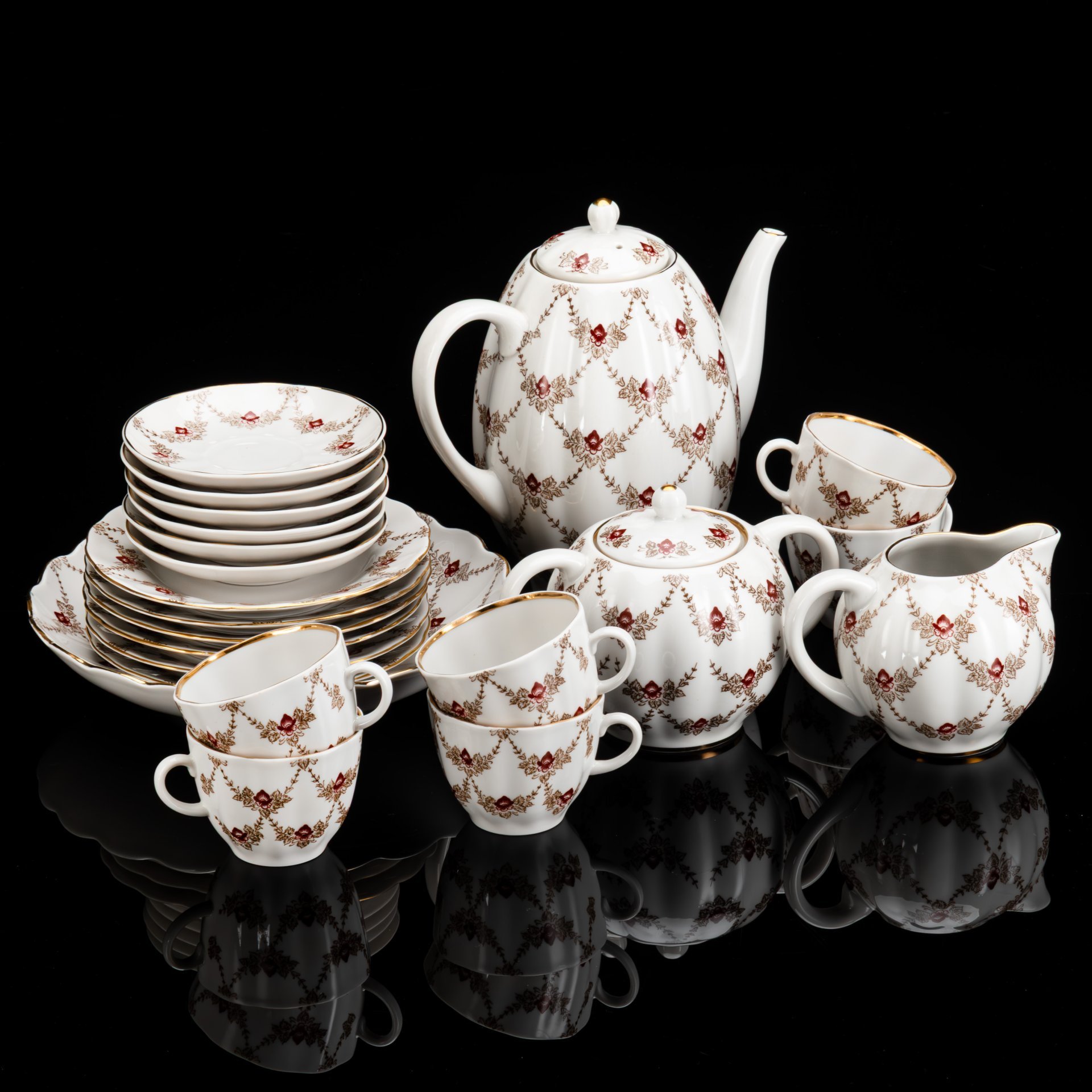 Сервиз кофейный "Гирлянда" на 6 персон (22 предмета), автор формы "Тюльпан" С.Е. Яковлева, автор рисунка Н.Б. Гусева, фарфор, деколь, золочение, Ленинградский фарфоровый завод (ЛФЗ), Российская Федерация, 1992-2001 гг.
