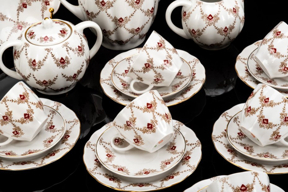 Сервиз кофейный "Гирлянда" на 6 персон (22 предмета), автор формы "Тюльпан" С.Е. Яковлева, автор рисунка Н.Б. Гусева, фарфор, деколь, золочение, Ленинградский фарфоровый завод (ЛФЗ), Российская Федерация, 1992-2001 гг.