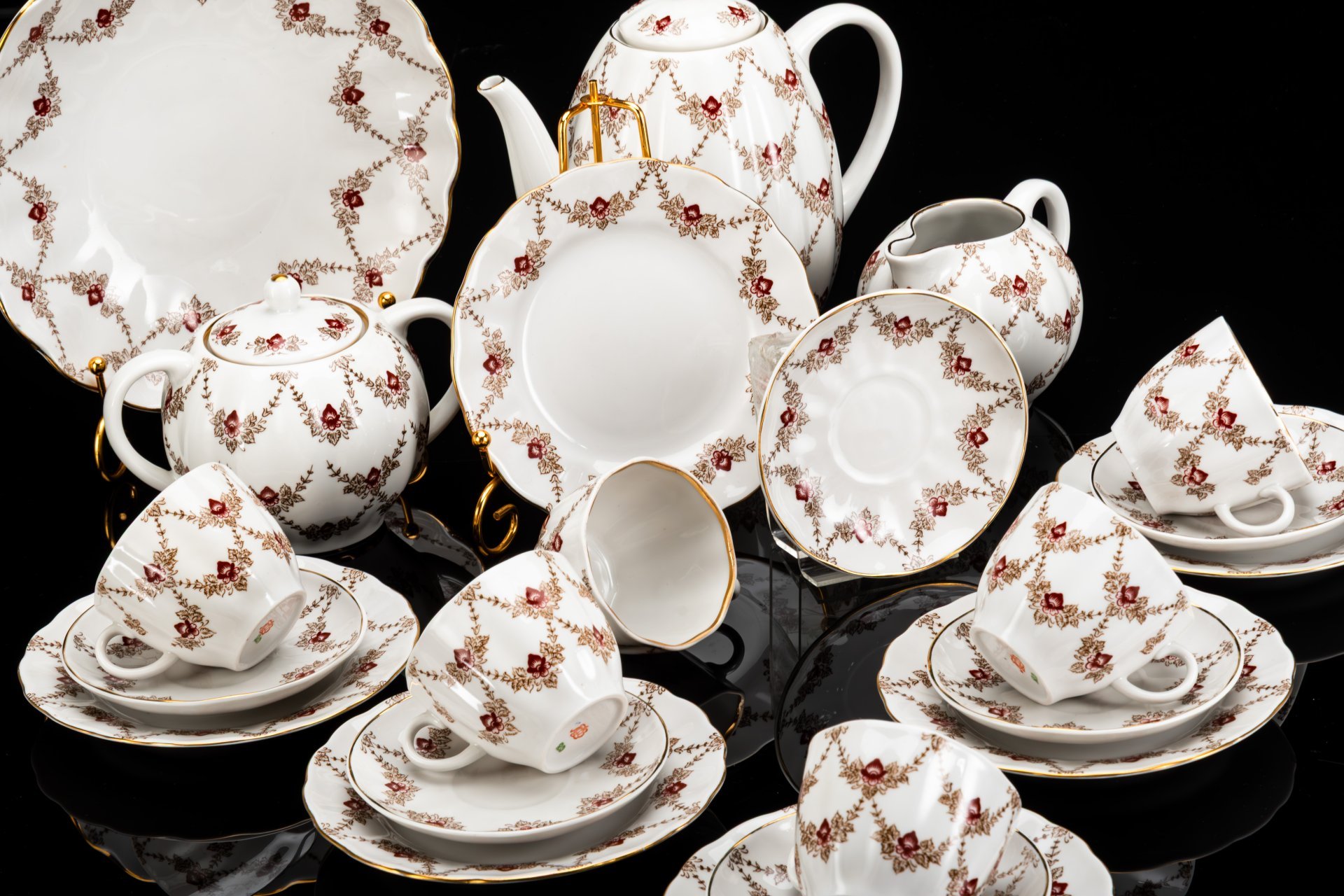 Сервиз кофейный "Гирлянда" на 6 персон (22 предмета), автор формы "Тюльпан" С.Е. Яковлева, автор рисунка Н.Б. Гусева, фарфор, деколь, золочение, Ленинградский фарфоровый завод (ЛФЗ), Российская Федерация, 1992-2001 гг.
