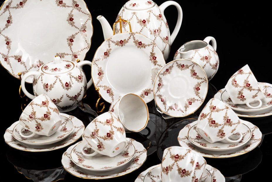 Сервиз кофейный "Гирлянда" на 6 персон (22 предмета), автор формы "Тюльпан" С.Е. Яковлева, автор рисунка Н.Б. Гусева, фарфор, деколь, золочение, Ленинградский фарфоровый завод (ЛФЗ), Российская Федерация, 1992-2001 гг.