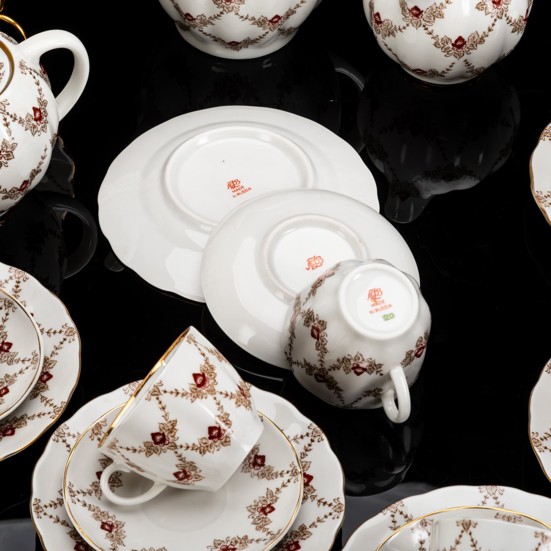 Сервиз кофейный "Гирлянда" на 6 персон (22 предмета), автор формы "Тюльпан" С.Е. Яковлева, автор рисунка Н.Б. Гусева, фарфор, деколь, золочение, Ленинградский фарфоровый завод (ЛФЗ), Российская Федерация, 1992-2001 гг.