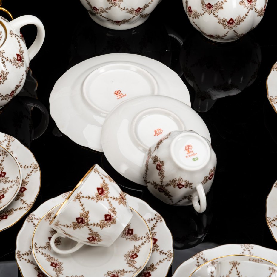 Сервиз кофейный "Гирлянда" на 6 персон (22 предмета), автор формы "Тюльпан" С.Е. Яковлева, автор рисунка Н.Б. Гусева, фарфор, деколь, золочение, Ленинградский фарфоровый завод (ЛФЗ), Российская Федерация, 1992-2001 гг.