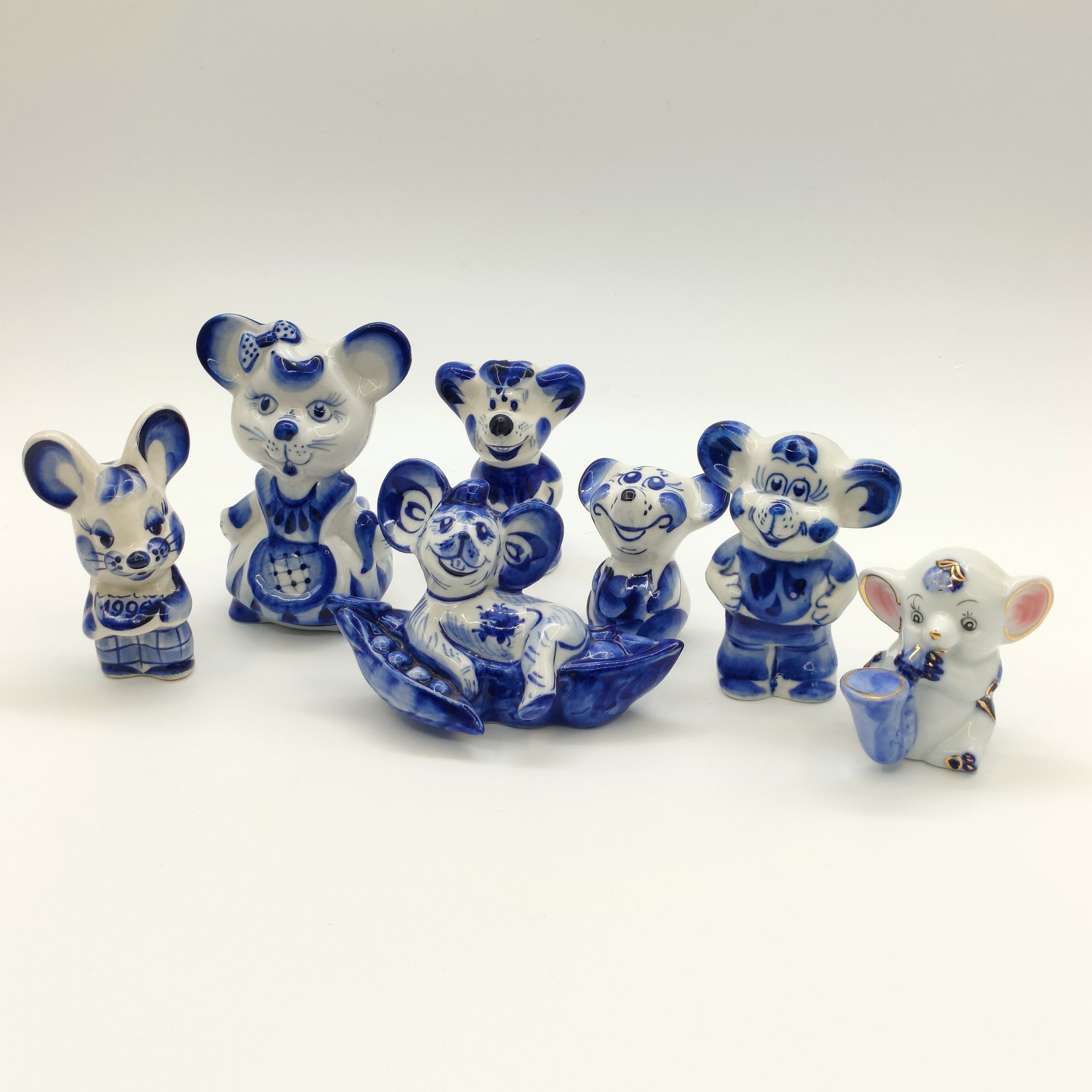 Набор из семи статуэток "Мышки", Гжель, фарфор, роспись, золочение, Россия, 1980-2010 гг.