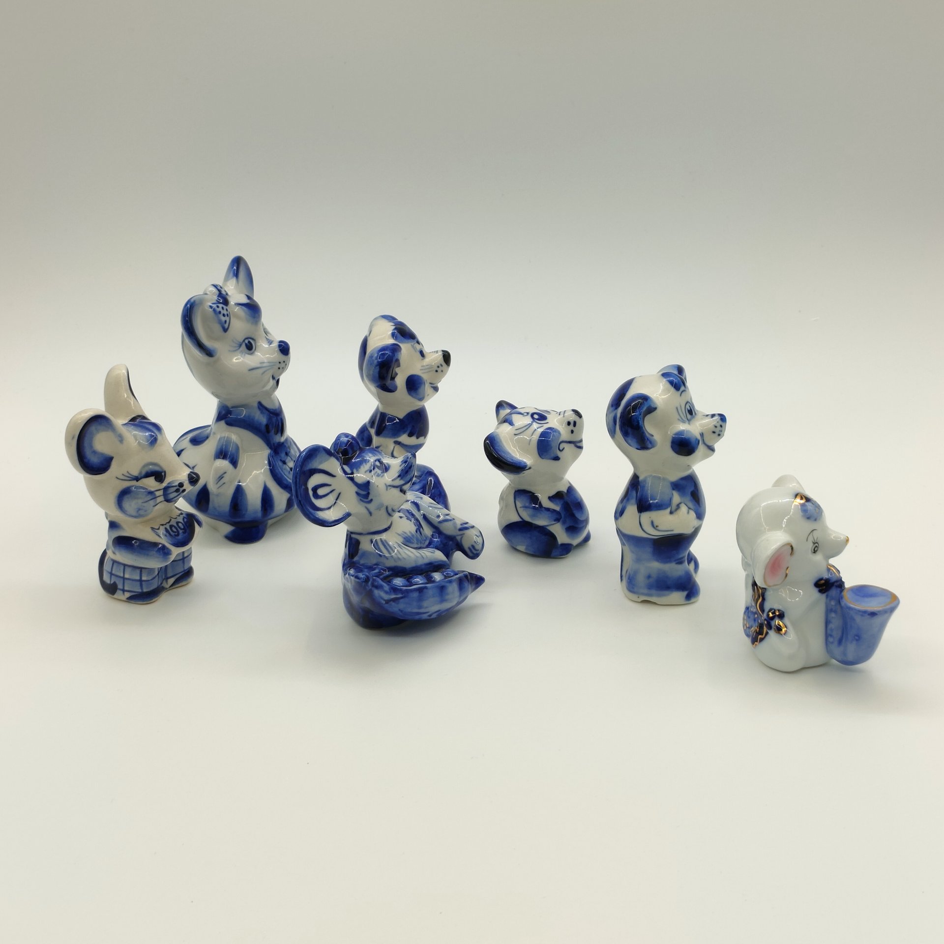 Набор из семи статуэток "Мышки", Гжель, фарфор, роспись, золочение, Россия, 1980-2010 гг.