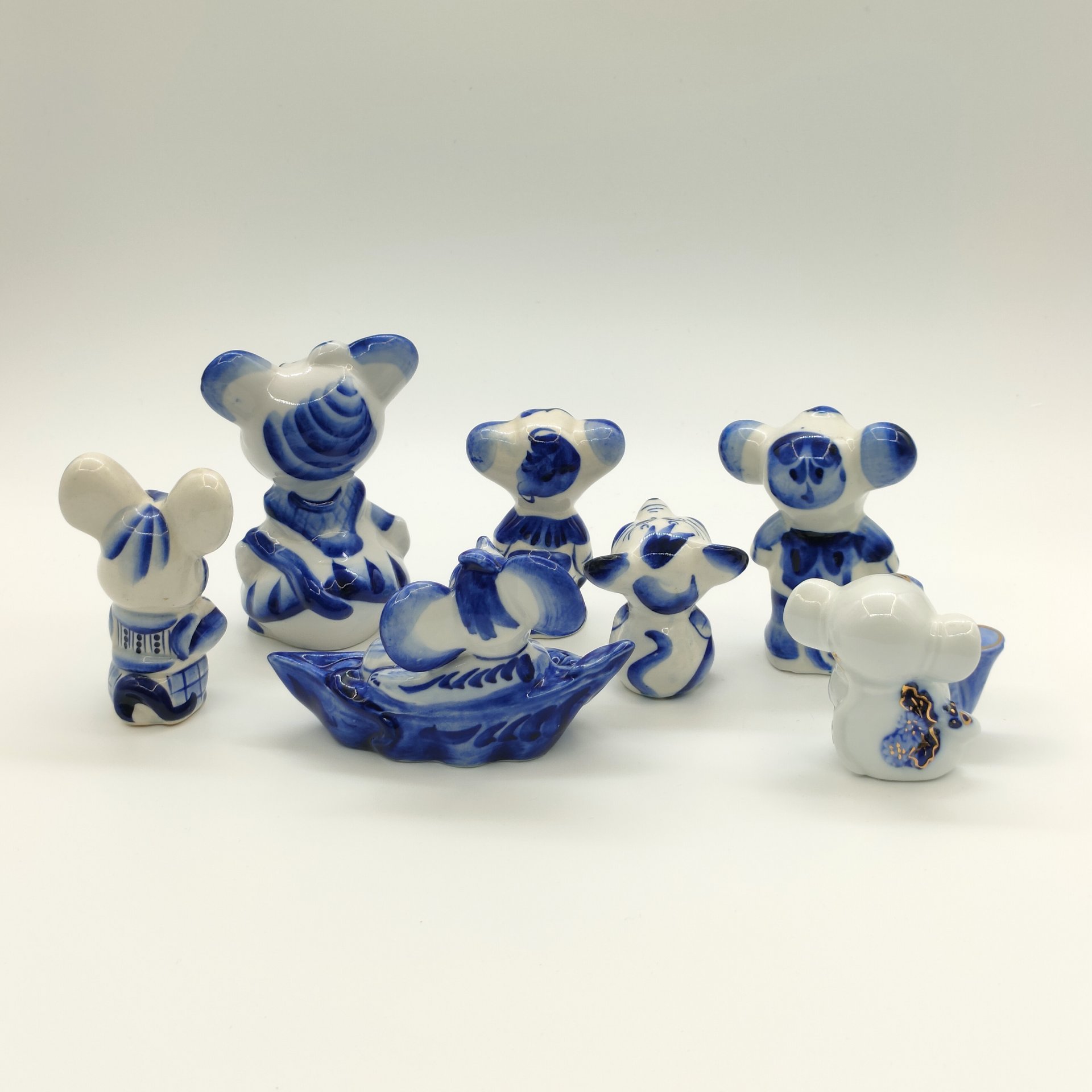 Набор из семи статуэток "Мышки", Гжель, фарфор, роспись, золочение, Россия, 1980-2010 гг.