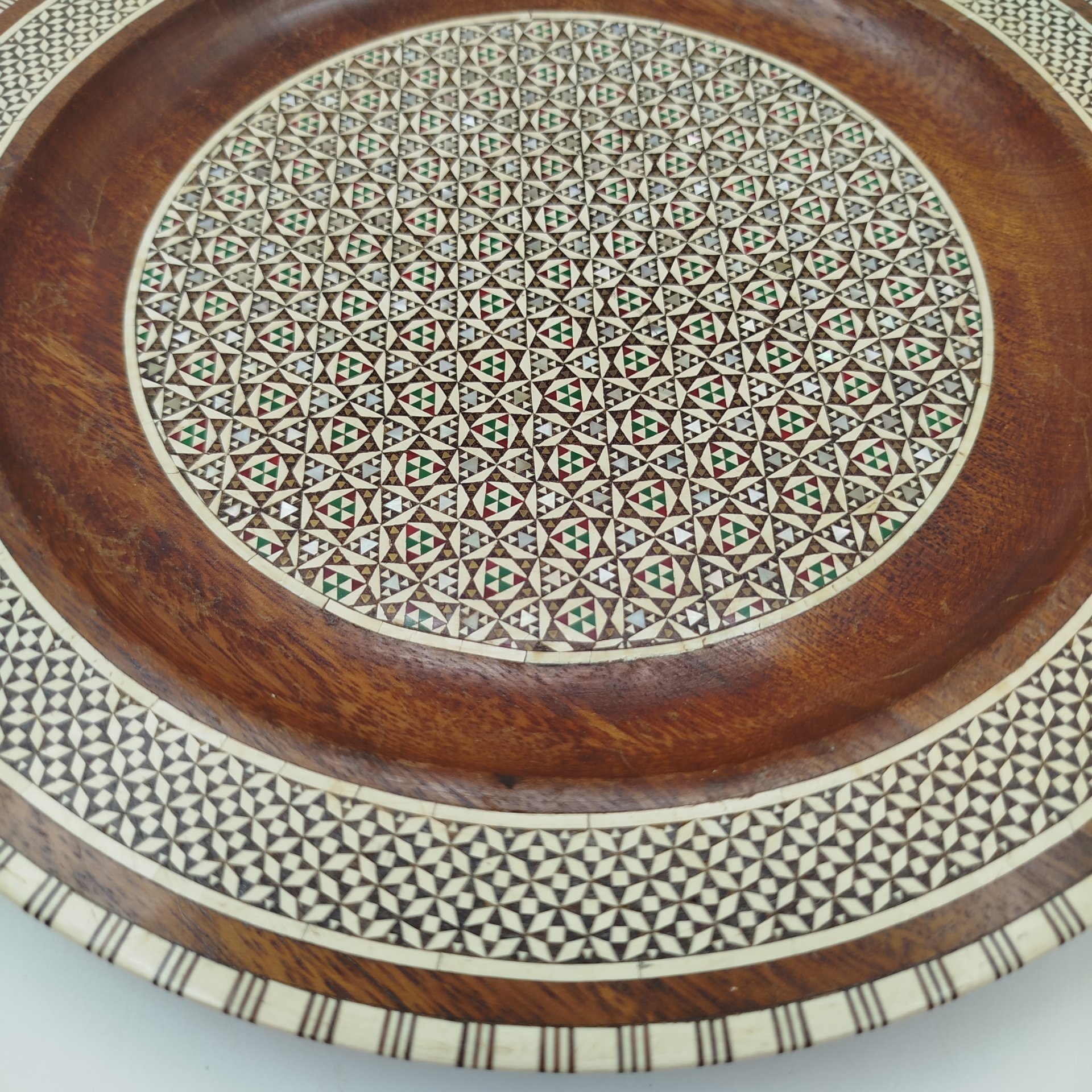 Блюдо в восточном стиле, выполненное в технике хатам, дерево, инкрустация перламутром, кость, Азия, 1970-1990 гг.