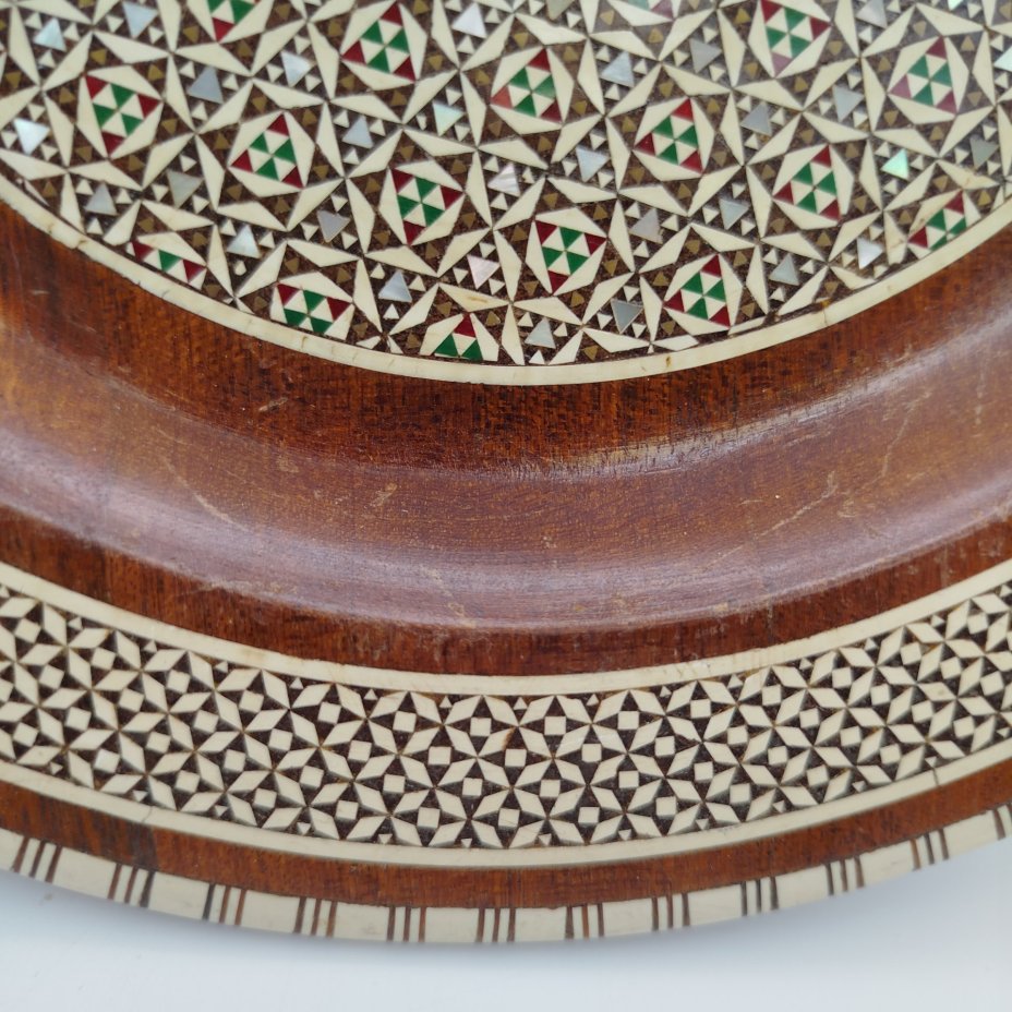 Блюдо в восточном стиле, выполненное в технике хатам