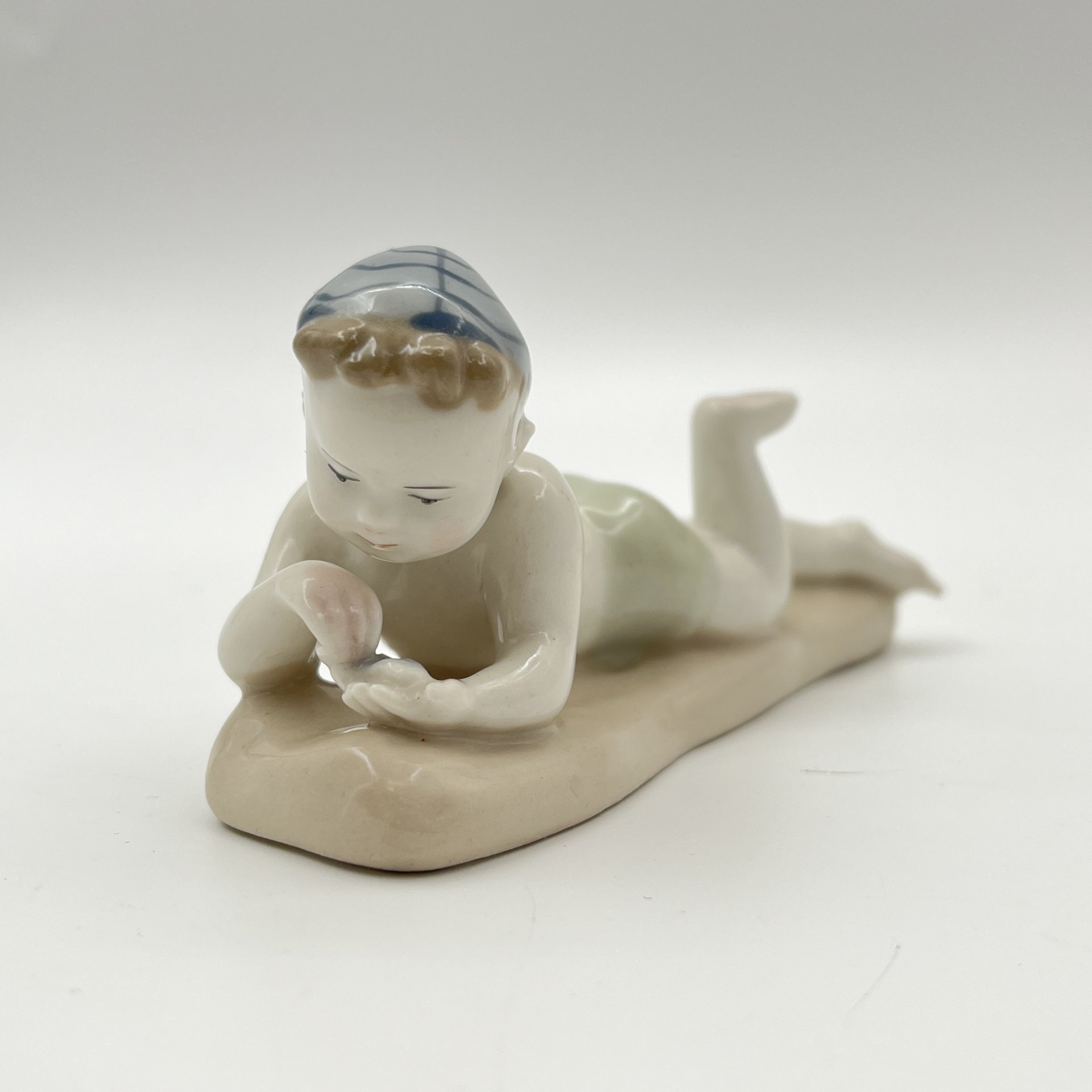 Статуэтка "Мальчик на пляже", скульптор Г.С. Столбова, фарфор, роспись, Ленинградский фарфоровый завод (ЛФЗ), СССР, 1970-1986 гг.