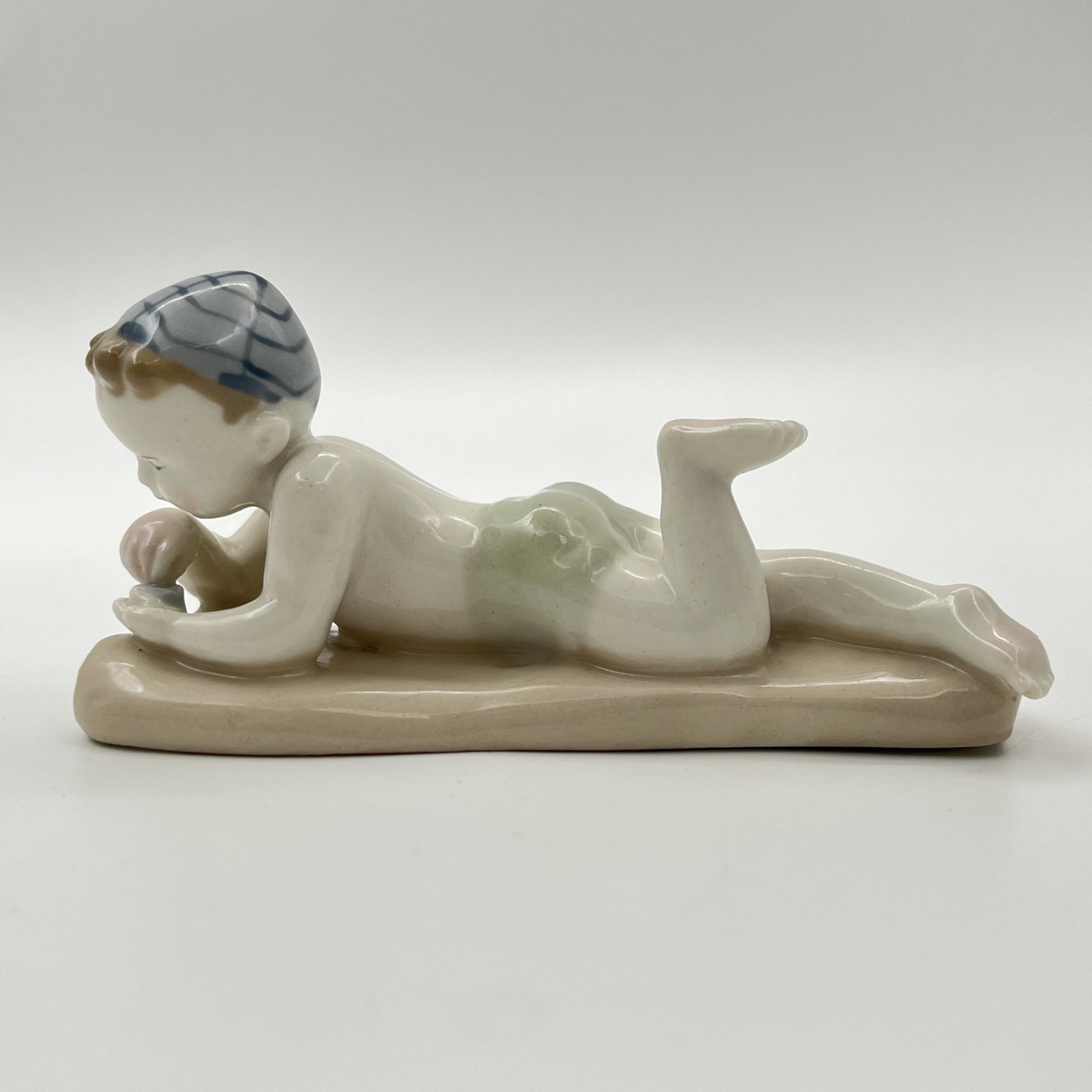 Статуэтка "Мальчик на пляже", скульптор Г.С. Столбова, фарфор, роспись, Ленинградский фарфоровый завод (ЛФЗ), СССР, 1970-1986 гг.