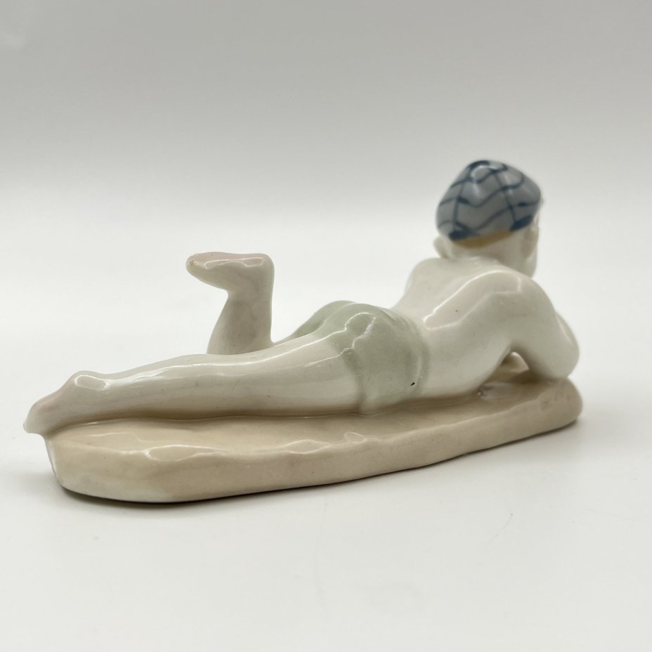 Статуэтка "Мальчик на пляже", скульптор Г.С. Столбова, фарфор, роспись, Ленинградский фарфоровый завод (ЛФЗ), СССР, 1970-1986 гг.