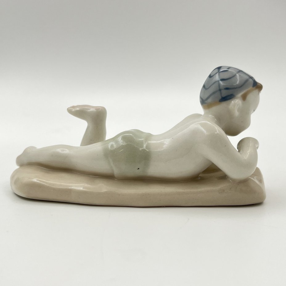 Статуэтка "Мальчик на пляже", скульптор Г.С. Столбова, фарфор, роспись, Ленинградский фарфоровый завод (ЛФЗ), СССР, 1970-1986 гг.