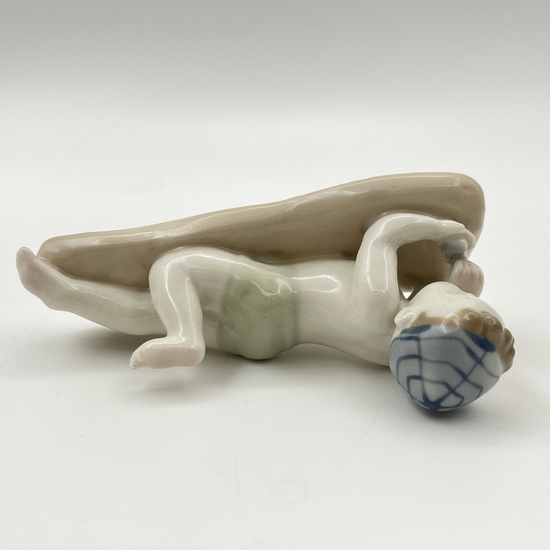 Статуэтка "Мальчик на пляже", скульптор Г.С. Столбова, фарфор, роспись, Ленинградский фарфоровый завод (ЛФЗ), СССР, 1970-1986 гг.