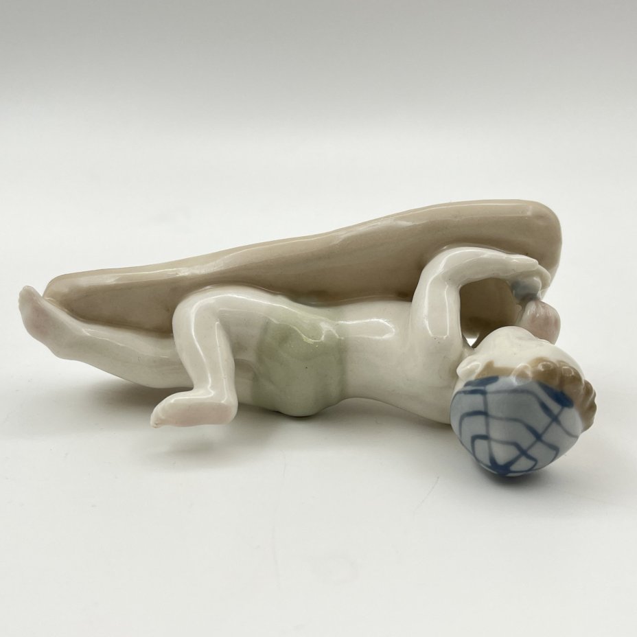 Статуэтка "Мальчик на пляже", скульптор Г.С. Столбова, фарфор, роспись, Ленинградский фарфоровый завод (ЛФЗ), СССР, 1970-1986 гг.