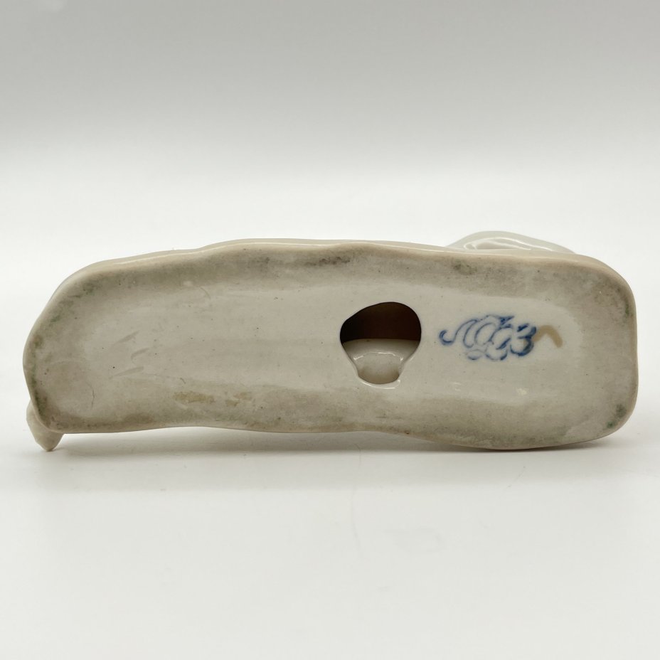 Статуэтка "Мальчик на пляже", скульптор Г.С. Столбова, фарфор, роспись, Ленинградский фарфоровый завод (ЛФЗ), СССР, 1970-1986 гг.