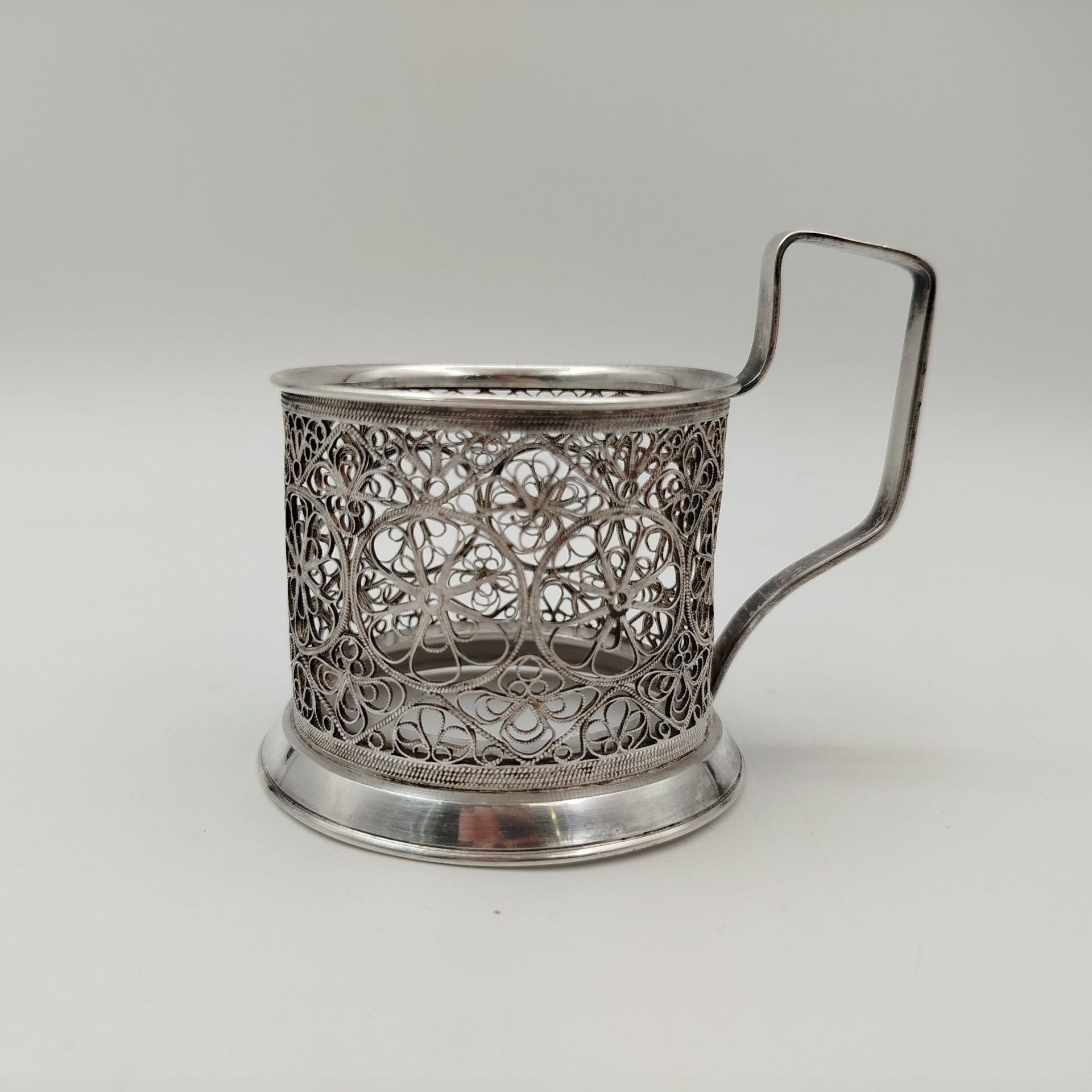 Подстаканник ажурный с цветочным декором, мНЦ (медь-никель-цинк), стекло, Мстерская художественная фабрика  «Ювелир», СССР, 1960-1980 гг.