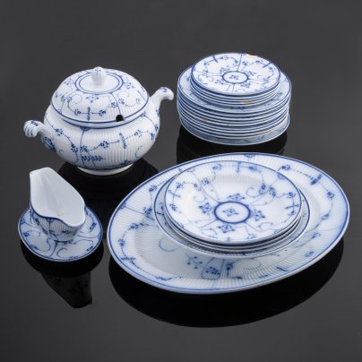 Сервиз обеденный с растительным декором в виде сухоцвета синего цвета на белом фоне, 22 предмета, фарфор, роспись кобальтом, Товарищество М.С. Кузнецова, Российская империя, 1889-1917 гг.