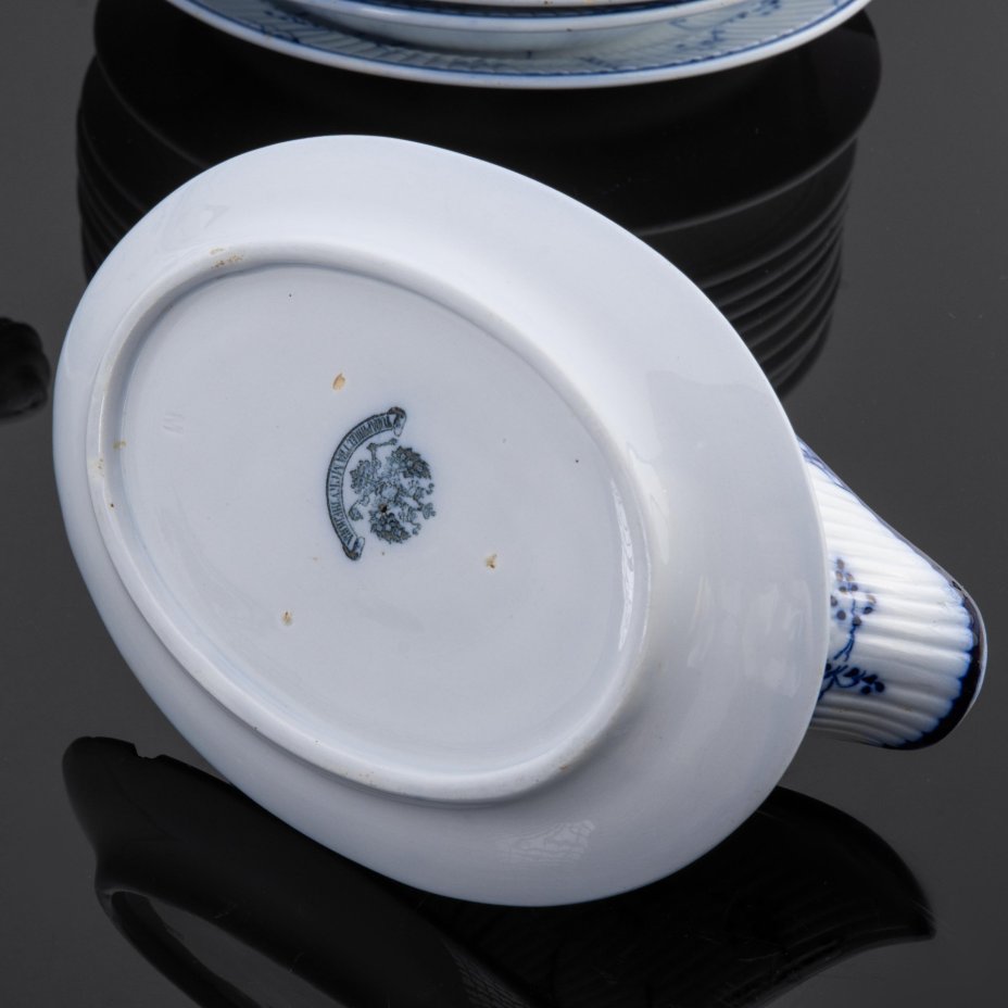 Сервиз обеденный с растительным декором в виде сухоцвета синего цвета на белом фоне, 22 предмета, фарфор, роспись кобальтом, Товарищество М.С. Кузнецова, Российская империя, 1889-1917 гг.