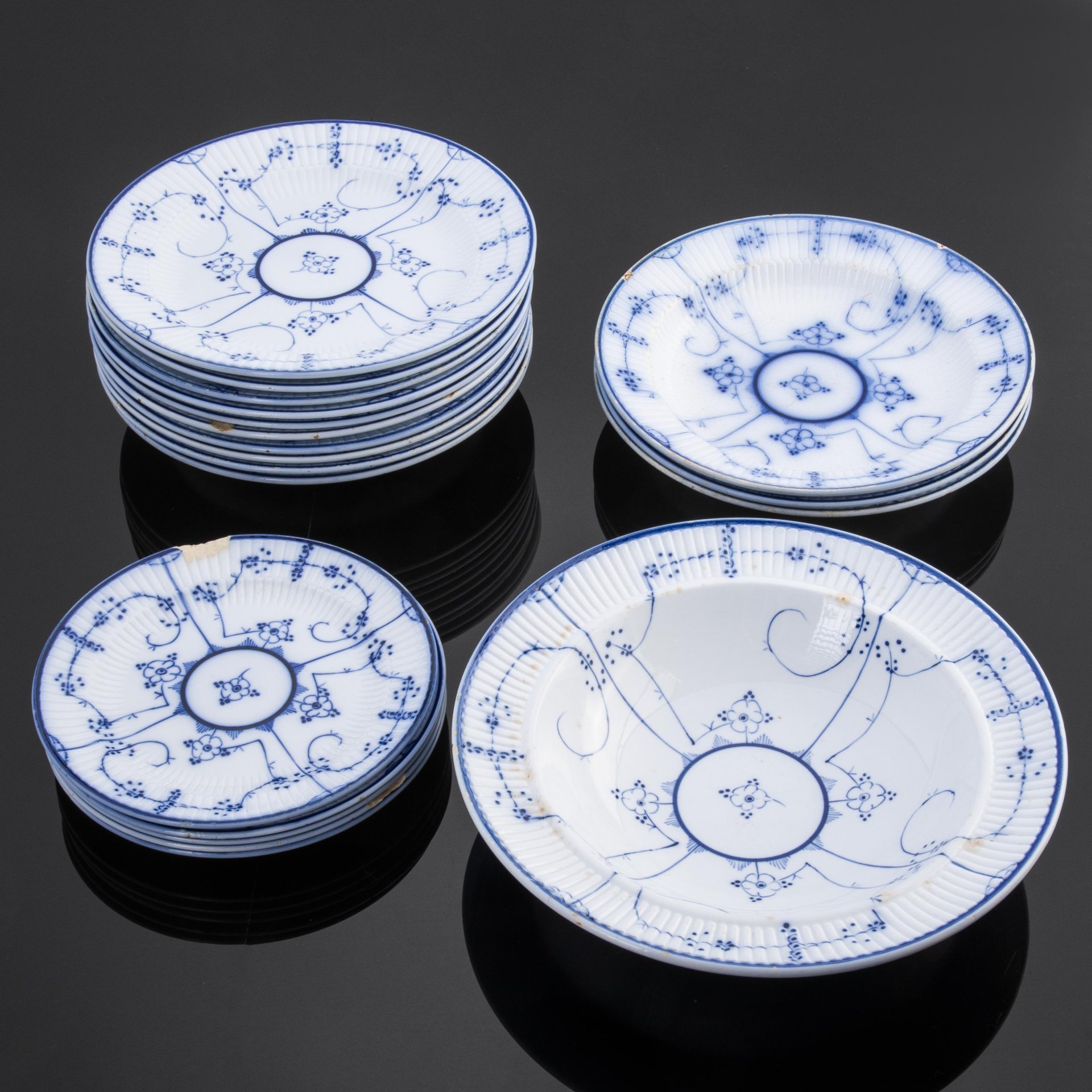 Сервиз обеденный с растительным декором в виде сухоцвета синего цвета на белом фоне, 22 предмета, фарфор, роспись кобальтом, Товарищество М.С. Кузнецова, Российская империя, 1889-1917 гг.