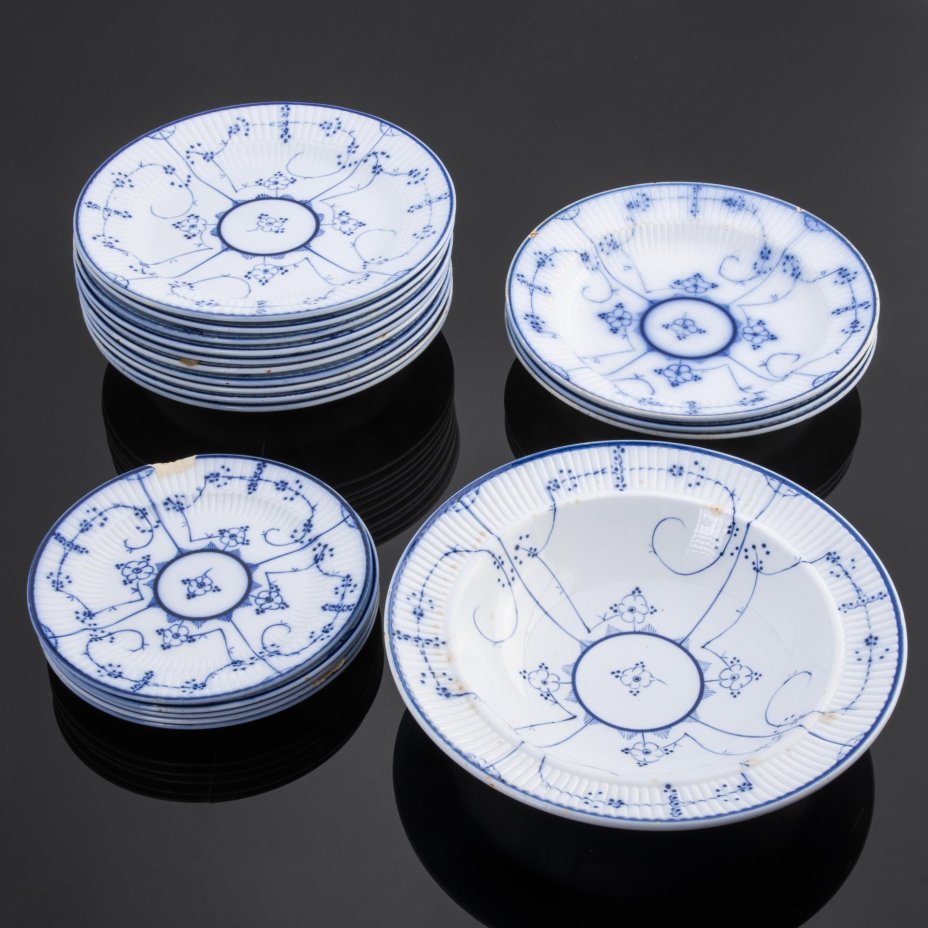 Сервиз обеденный с растительным декором в виде сухоцвета синего цвета на белом фоне, 22 предмета, фарфор, роспись кобальтом, Товарищество М.С. Кузнецова, Российская империя, 1889-1917 гг.