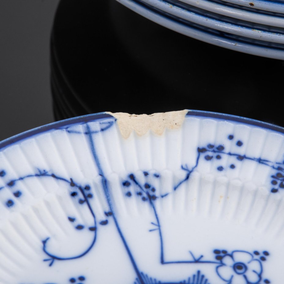 Сервиз обеденный с растительным декором в виде сухоцвета синего цвета на белом фоне, 22 предмета, фарфор, роспись кобальтом, Товарищество М.С. Кузнецова, Российская империя, 1889-1917 гг.