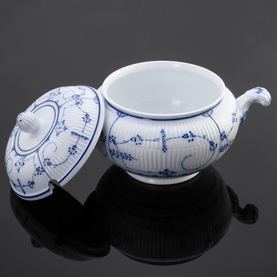 Сервиз обеденный с растительным декором в виде сухоцвета синего цвета на белом фоне, 22 предмета, фарфор, роспись кобальтом, Товарищество М.С. Кузнецова, Российская империя, 1889-1917 гг.