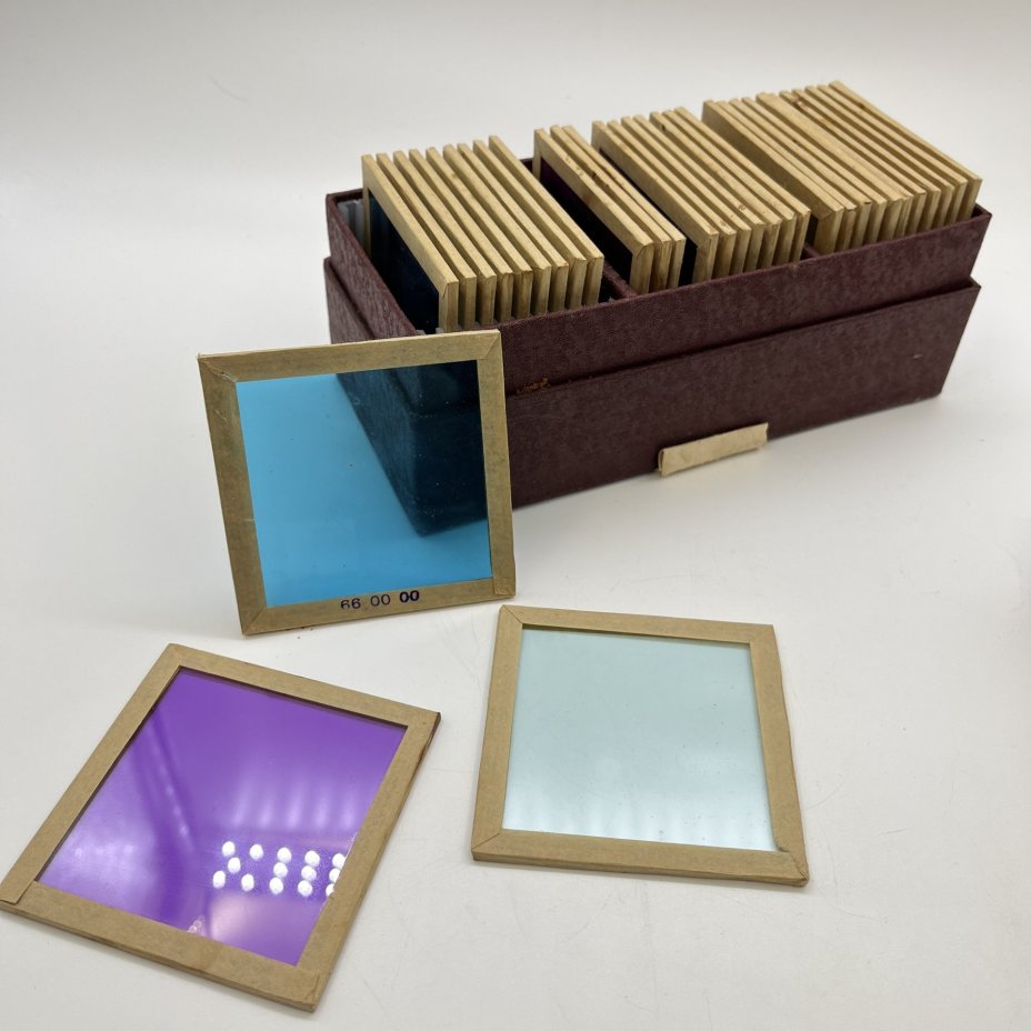 Корректирующие светофильтры 7,5х7,5 33 шт. в оригинальной упаковке, Московский завод технических фотопластинок, бумага, пластик, дерево, печать, СССР, 1977 г.