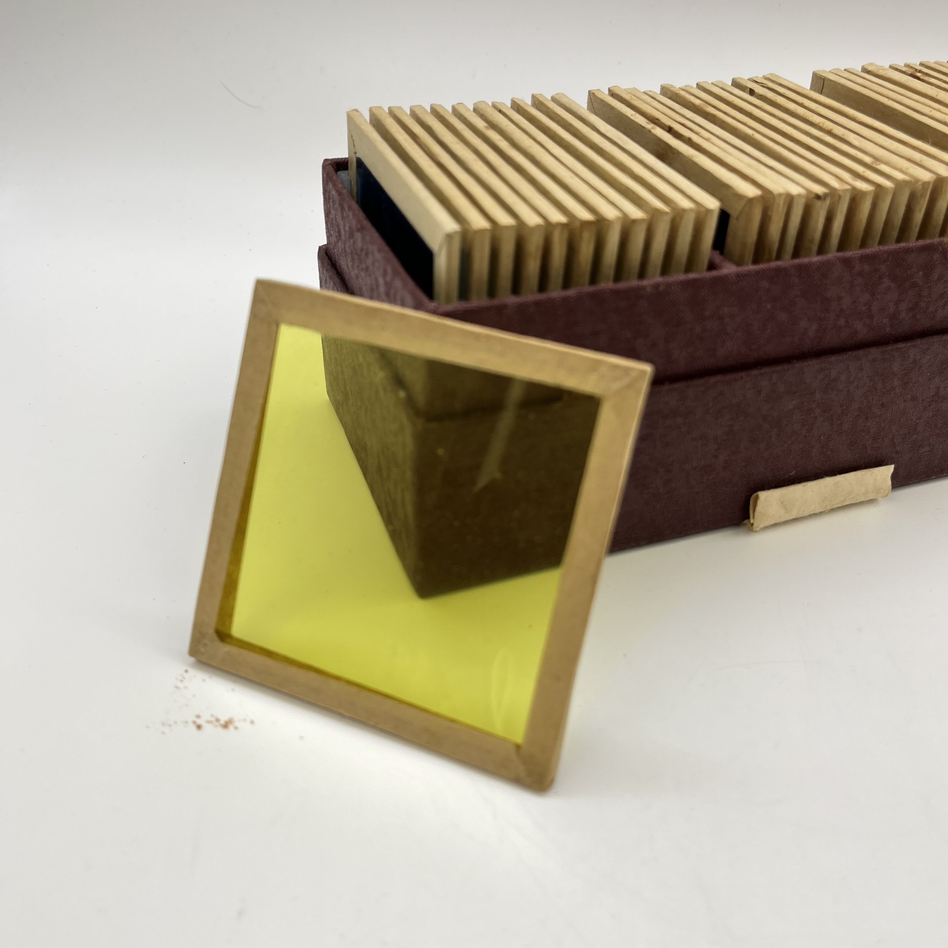 Корректирующие светофильтры 7,5х7,5 33 шт. в оригинальной упаковке, Московский завод технических фотопластинок, бумага, пластик, дерево, печать, СССР, 1977 г.