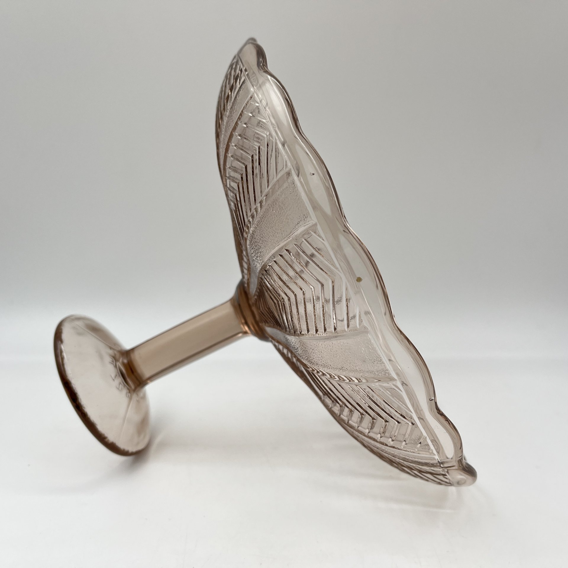 Фруктовница коричневатого оттенка с геометрическим декором, стекло, пресс, СССР, 1960-1980 гг.