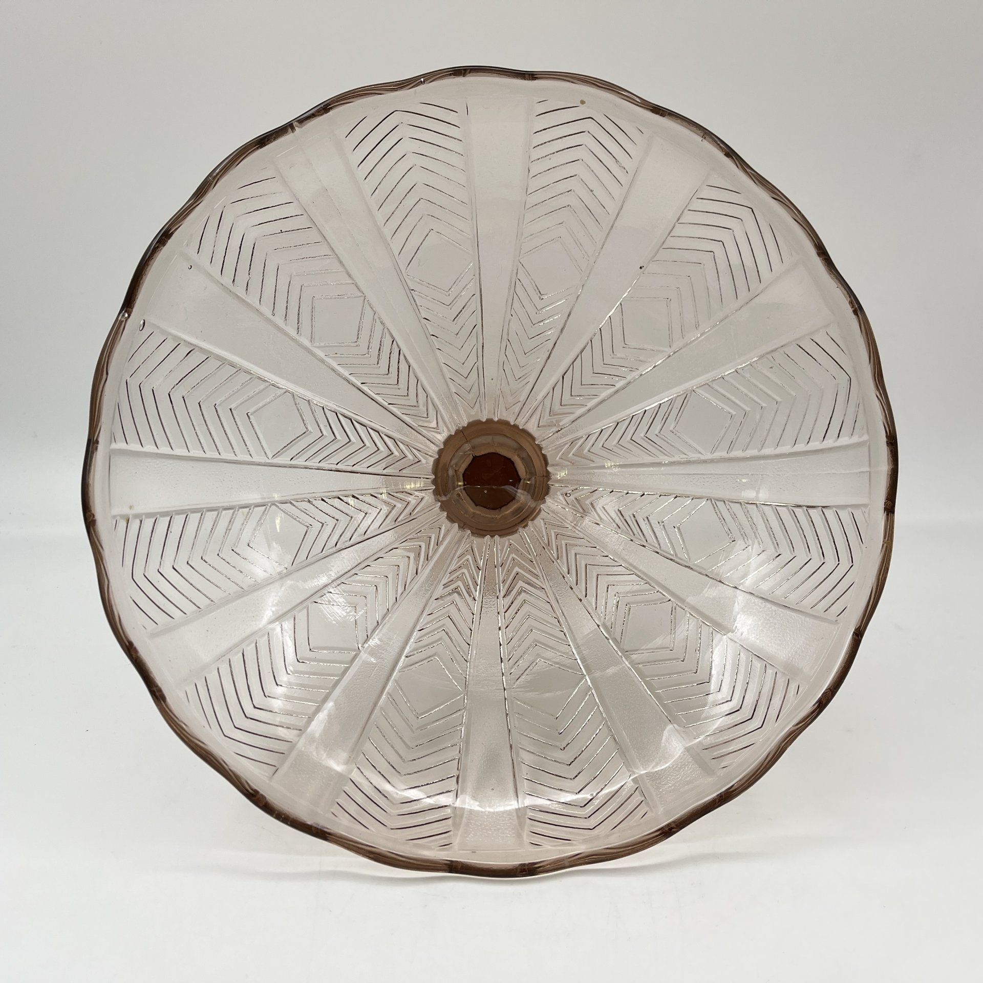 Фруктовница коричневатого оттенка с геометрическим декором, стекло, пресс, СССР, 1960-1980 гг.