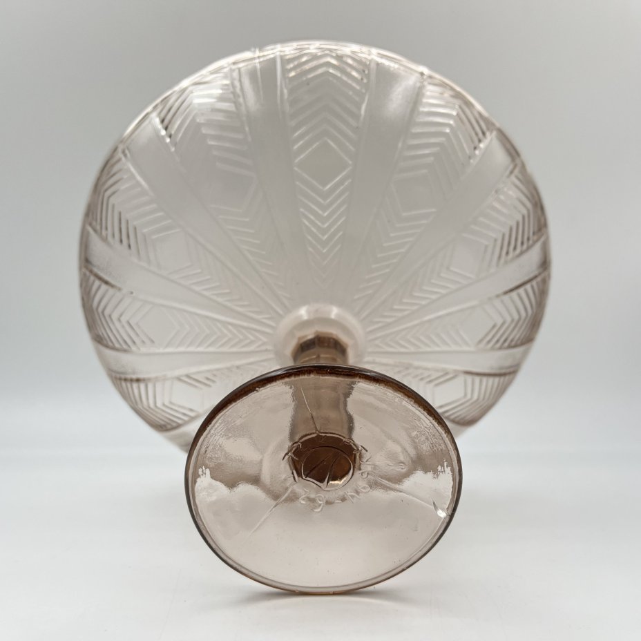 Фруктовница коричневатого оттенка с геометрическим декором