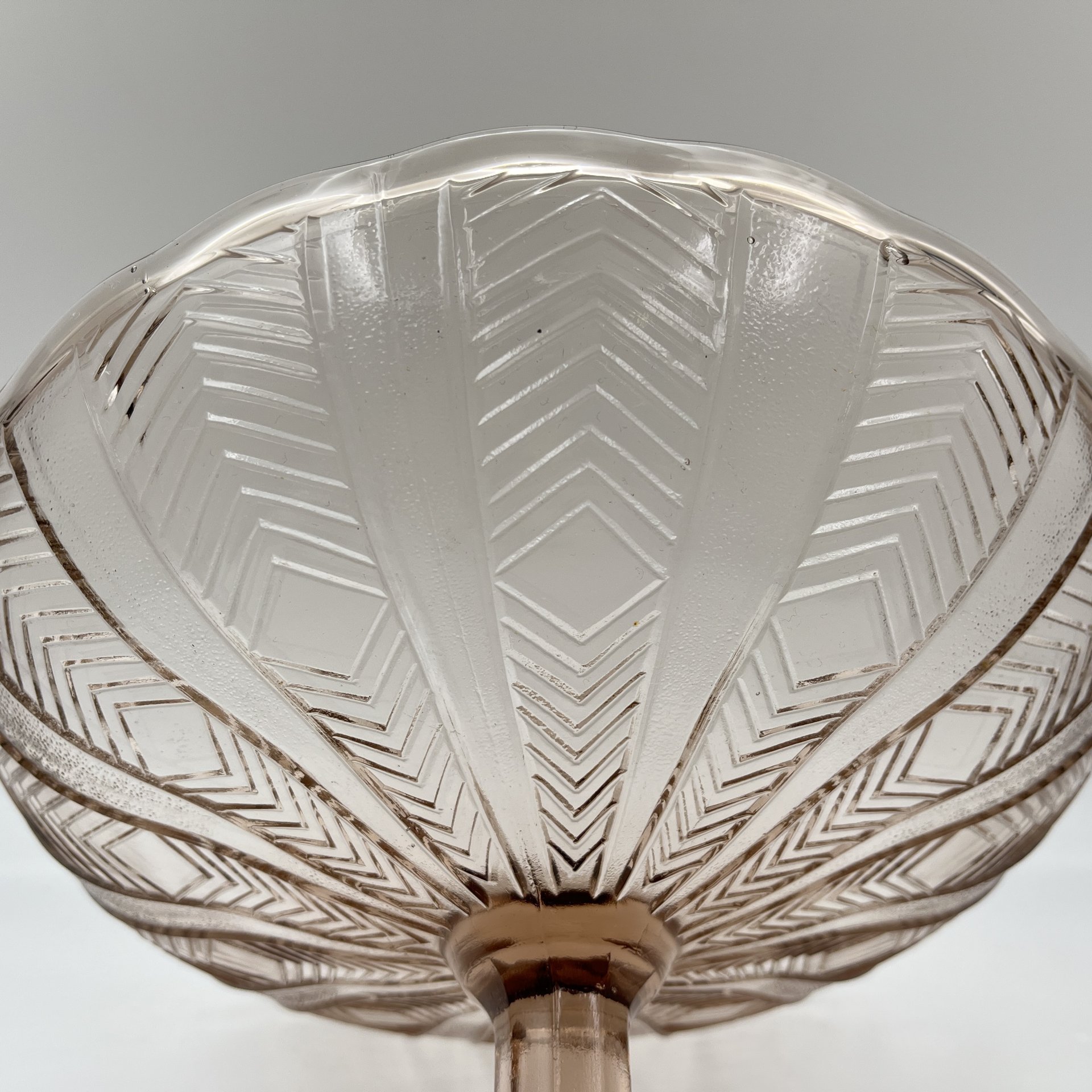 Фруктовница коричневатого оттенка с геометрическим декором, стекло, пресс, СССР, 1960-1980 гг.