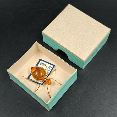 Брошь винтажная "Паук" в оригинальной коробке, янтарь, латунь, золочение, картон, Калининградский янтарный комбинат, СССР, 1987-1992 гг.