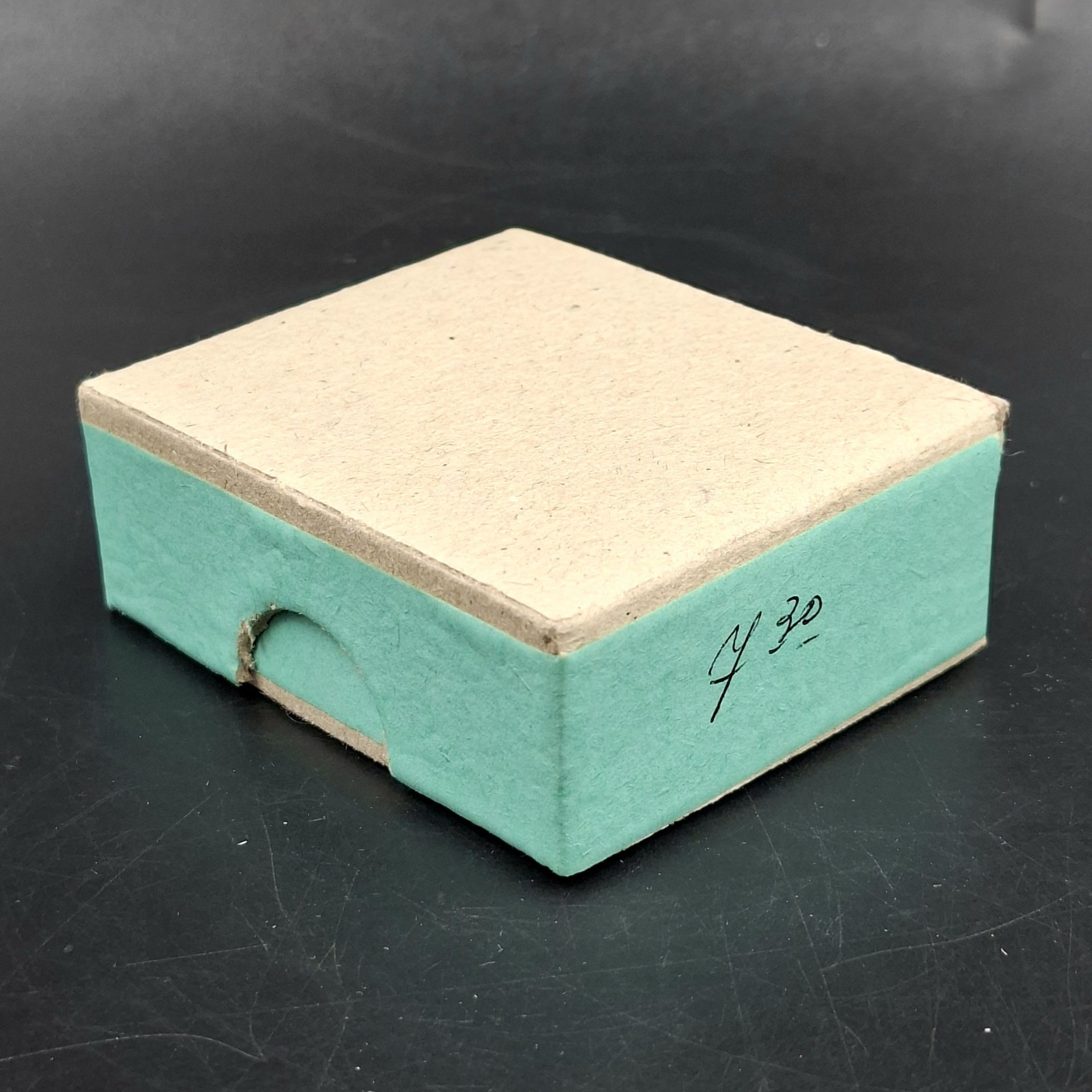 Брошь винтажная "Паук" в оригинальной коробке, янтарь, латунь, золочение, картон, Калининградский янтарный комбинат, СССР, 1987-1992 гг.