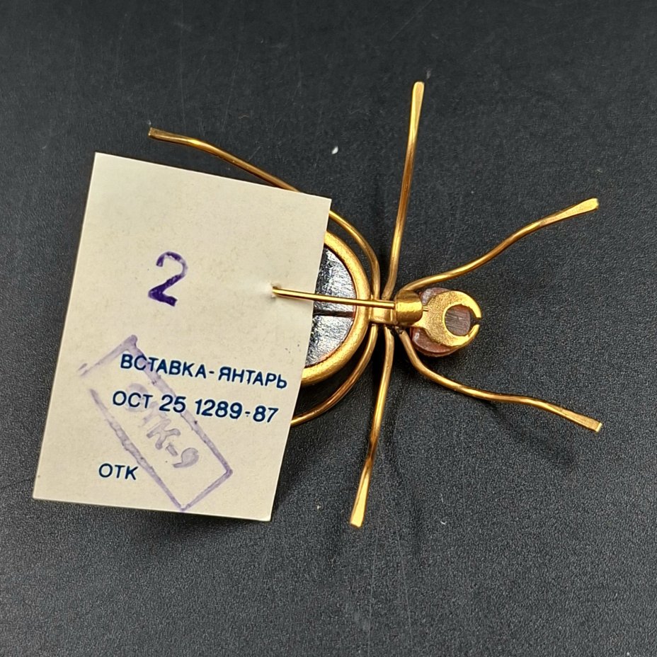 Брошь винтажная "Паук" в оригинальной коробке, янтарь, латунь, золочение, картон, Калининградский янтарный комбинат, СССР, 1987-1992 гг.