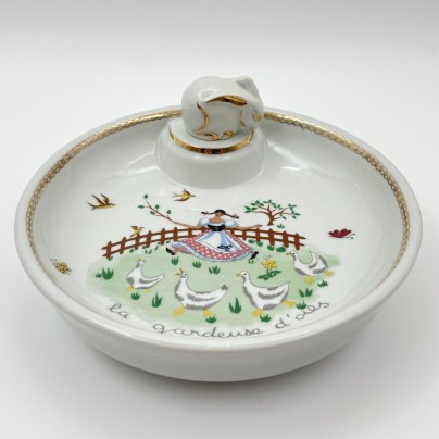 Тарелка детская с подогревом, декорированная изображением девочки, пасущей гусей, фарфор, деколь, золочение, Limoges, Франция, 1960-1990 гг.