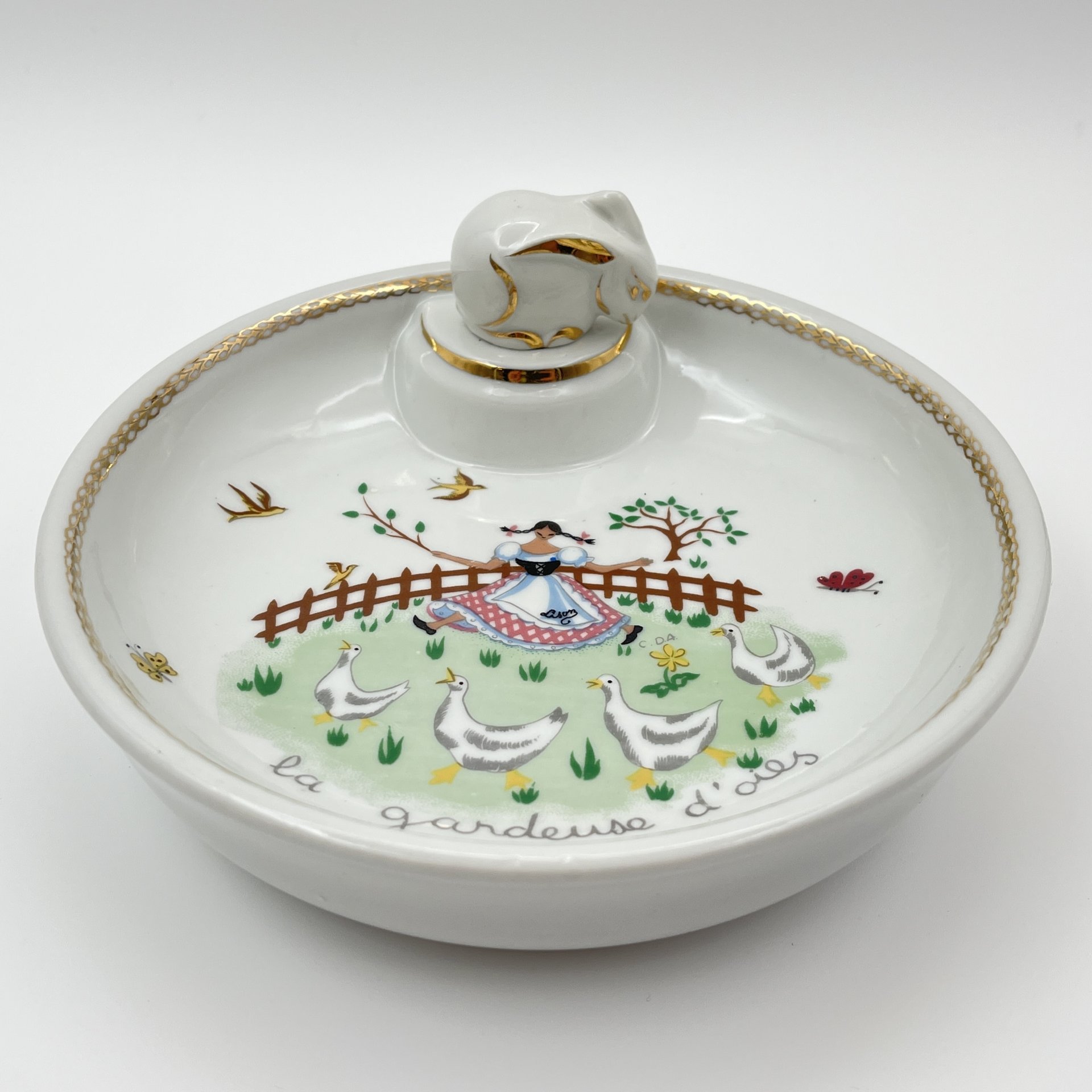 Тарелка детская с подогревом, декорированная изображением девочки, пасущей гусей, фарфор, деколь, золочение, Limoges, Франция, 1960-1990 гг.