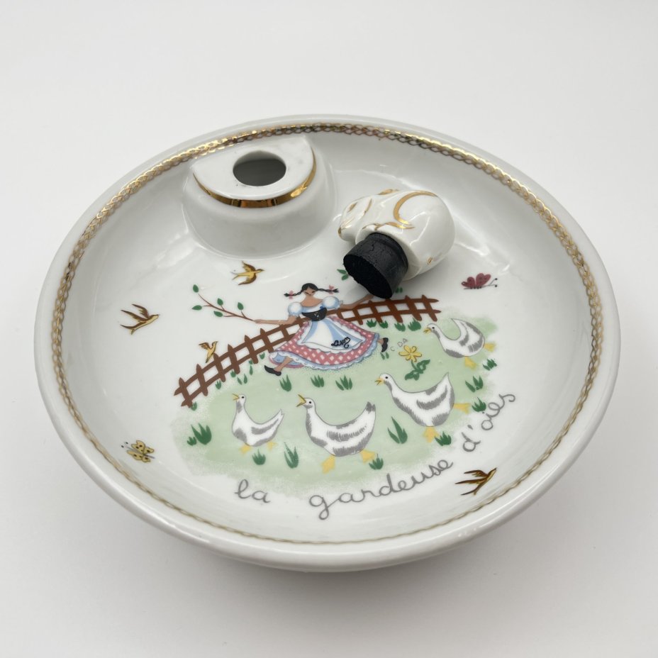 Тарелка детская с подогревом, декорированная изображением девочки, пасущей гусей, фарфор, деколь, золочение, Limoges, Франция, 1960-1990 гг.